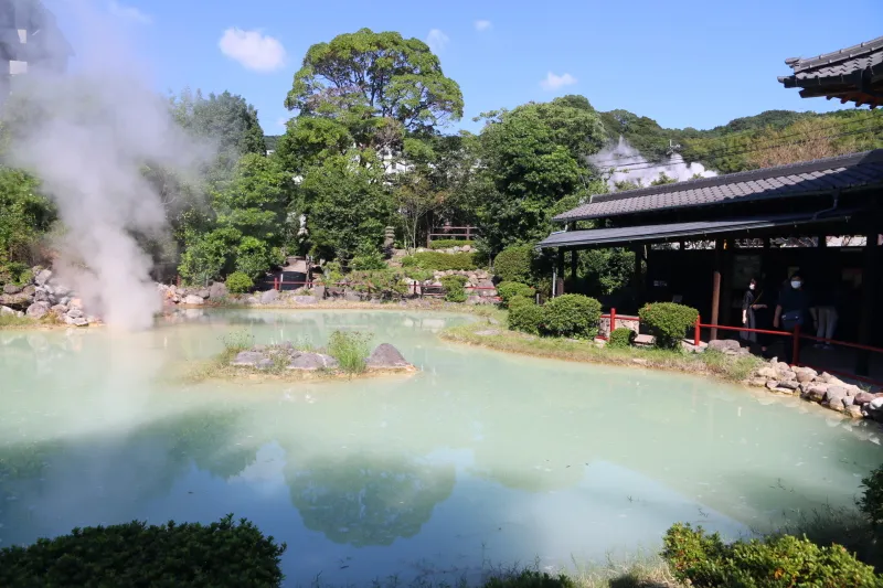 美しい日本庭園の広がっている白池地獄