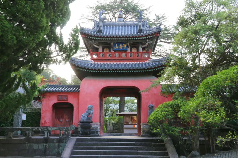 竜宮をイメージしている三門が立つ崇福寺