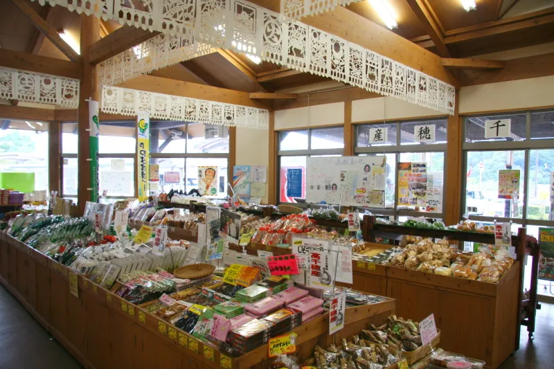 地元の野菜や果物を販売する物産コーナー