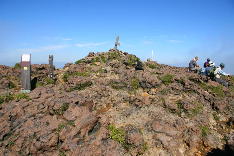ゴツゴツした岩に覆われる阿蘇高岳の山頂 