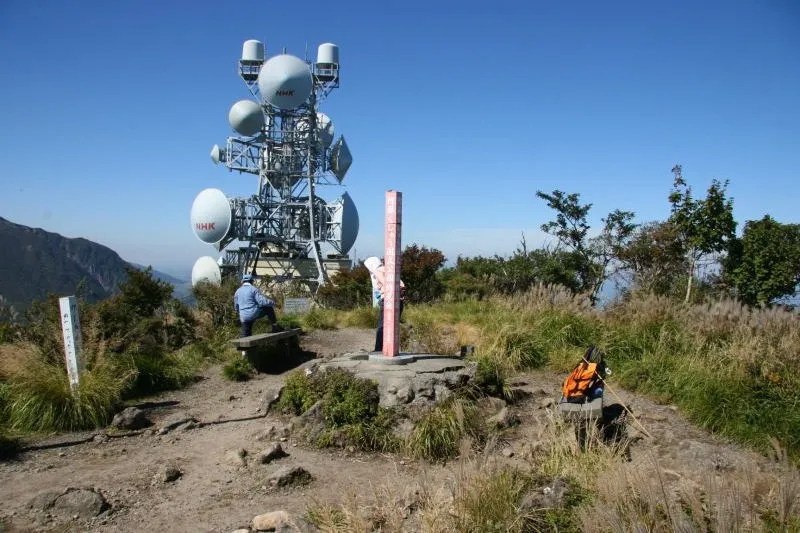 大きなアンテナが立てられ、広いスペースのある鶴見岳の山頂