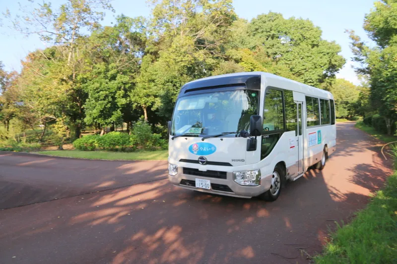 広い園内の移動に便利な無料の循環バスも運行