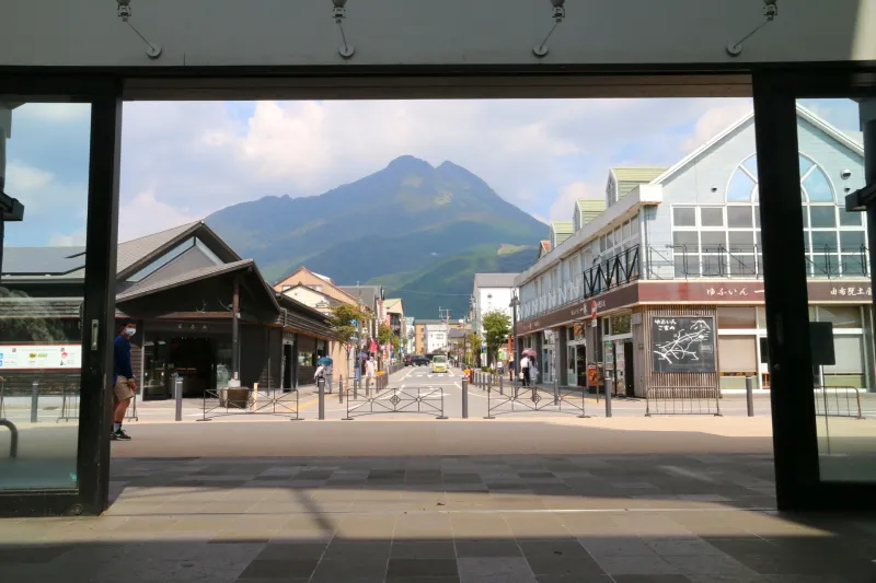 駅舎の中から由布岳を眺めると窓枠が絵画のような演出
