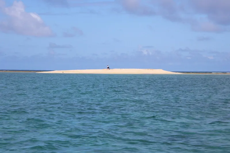 途中に見えた砂の無人島。良く見ると島の中央に人の姿