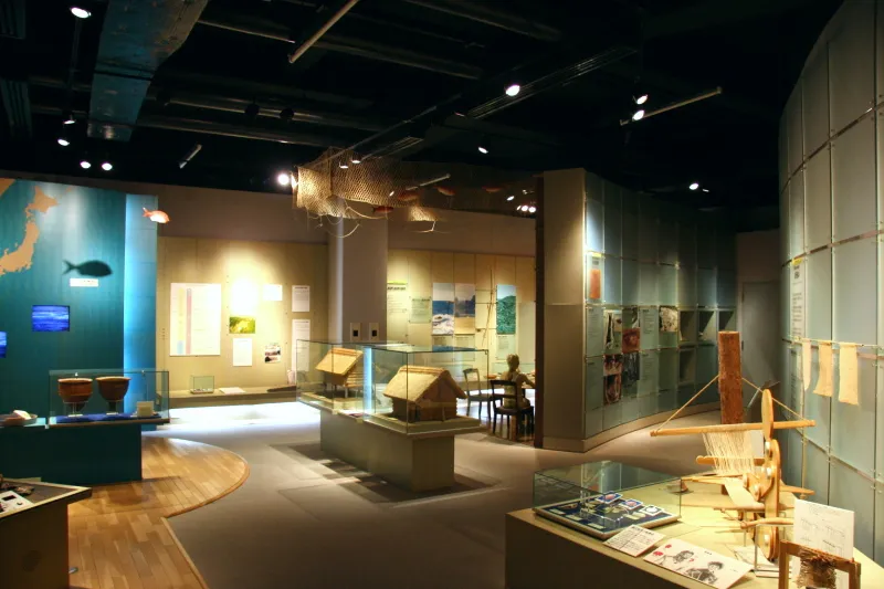 旧石器・縄文・弥生時代の展示を行う館内の様子