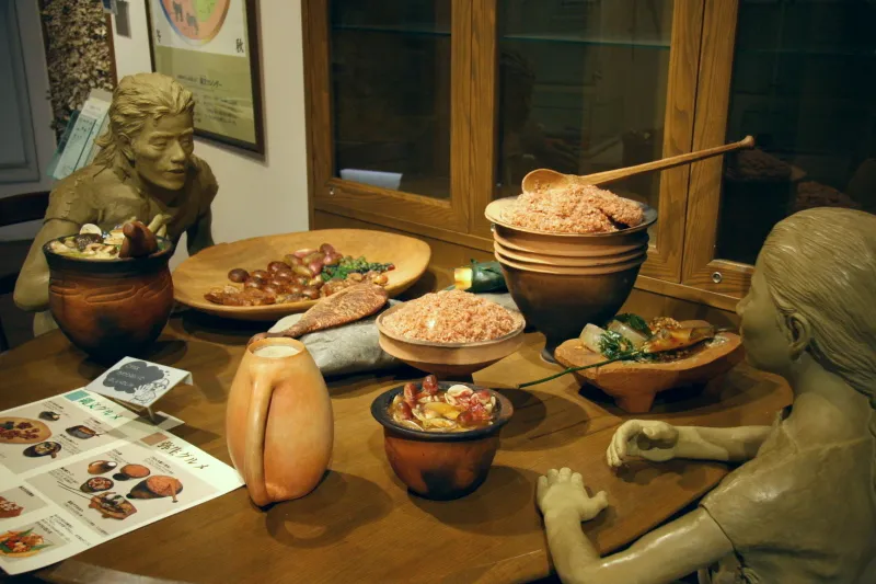 発掘調査によって再現されている縄文時代と弥生時代の食事風景