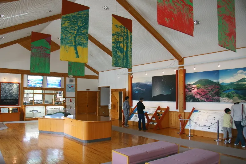 写真やパネルを使用して霧島山を解説する観光施設