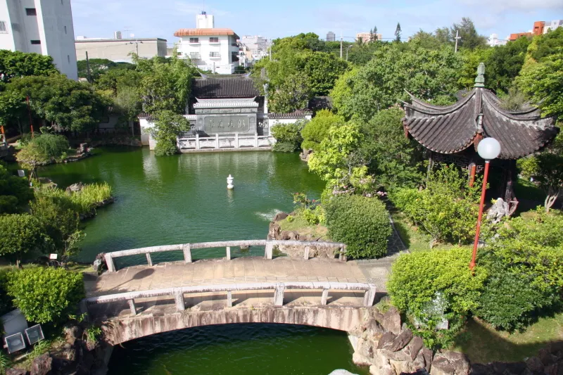 大きな池を囲むように造られている中国式庭園