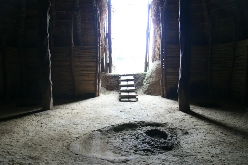 竪穴式住居は実際に中に入って見学可能