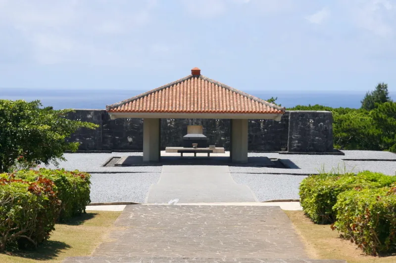 約１８万柱の遺骨が納められている国立沖縄戦没者墓苑