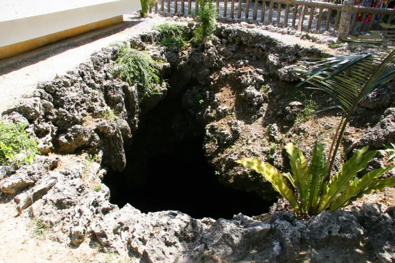 深さ１０ｍほどある洞窟が病院として使われた地下壕