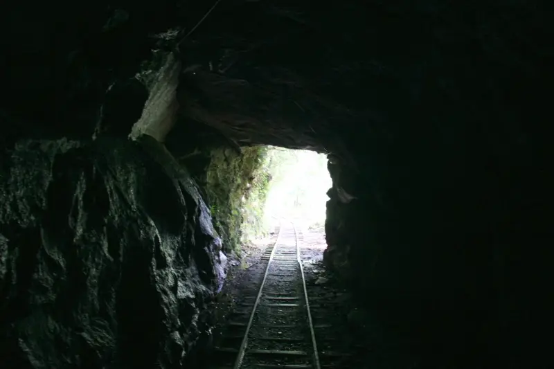 スタートして直ぐに出てくる真っ暗な小さなトンネル