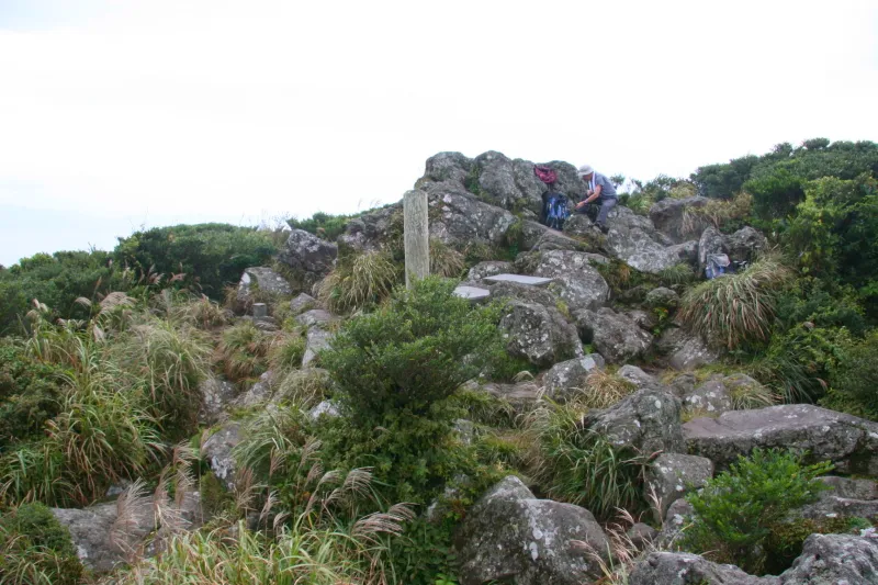 ゴツゴツとした岩に覆われる開聞岳の山頂