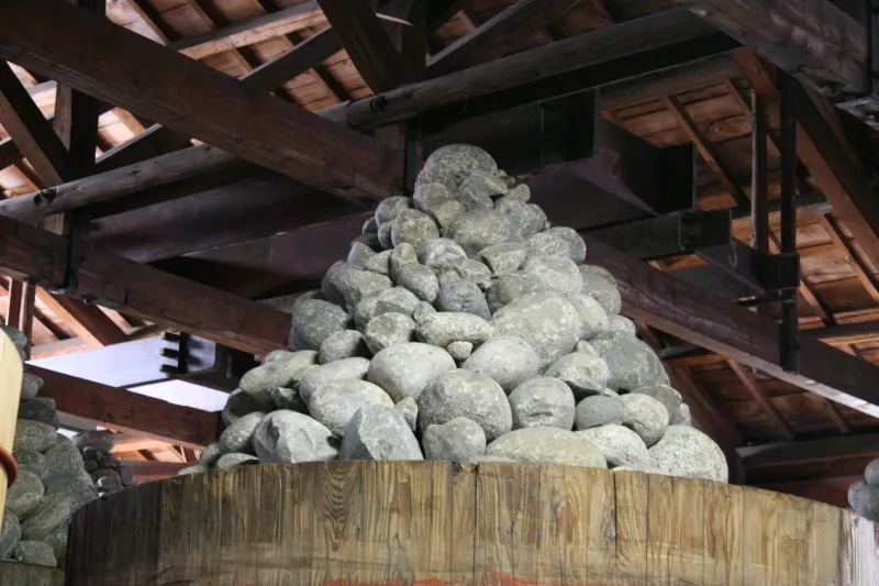 味噌桶の上に積み上げられている総重量３トンの石