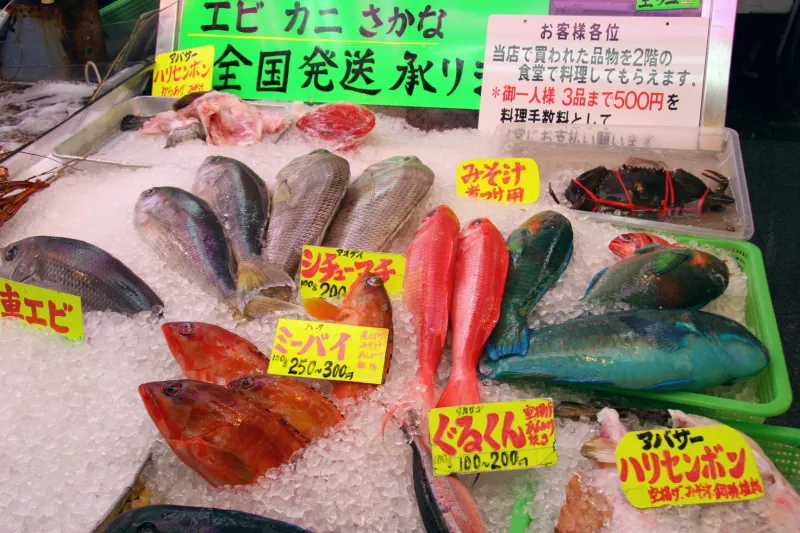 沖縄を代表する色鮮やかな魚介類を販売する魚屋