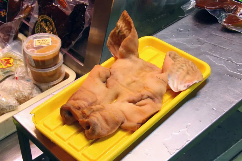 沖縄でチラガーと呼ばれ、食材となっている豚の顔