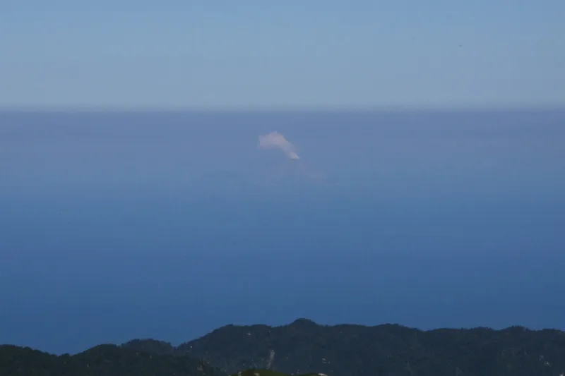 ２０１９年に噴火が発生した噴煙を上げる硫黄島