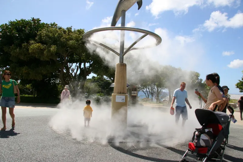 子どもだちが遊んでいた暑さを和らぐためのスチーム噴水