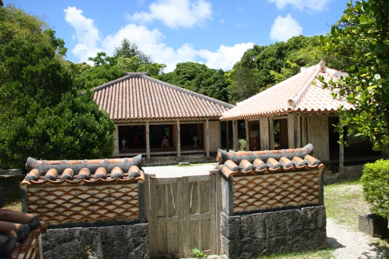 沖縄の伝統的な家を再現している、おきなわ郷土村