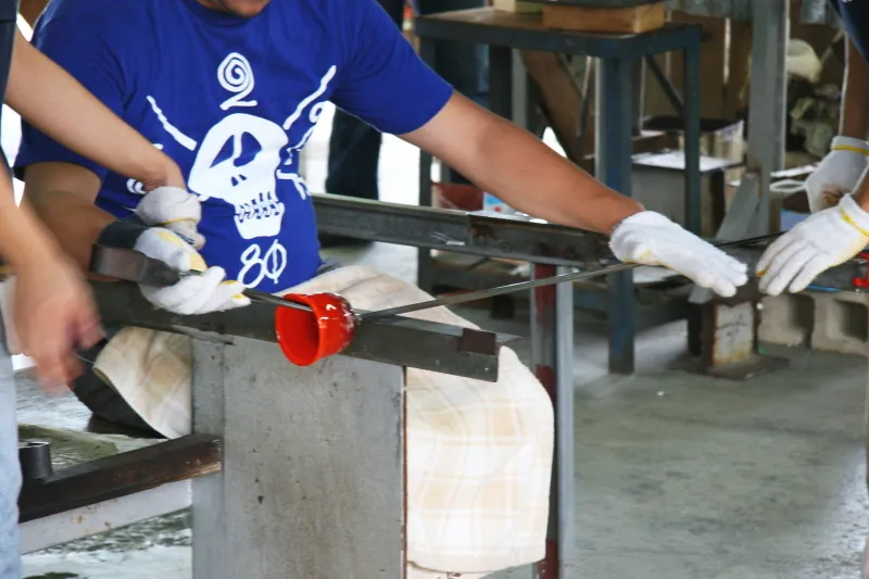 沖縄の伝統工芸となっている琉球ガラスの製作現場