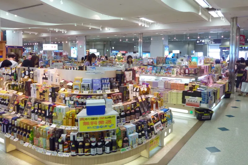 沖縄の特産品や銘菓などを販売するお土産ショップ