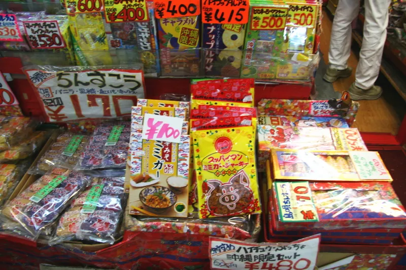 沖縄限定のお菓子やミミガーなど珍しいものが並ぶお土産屋