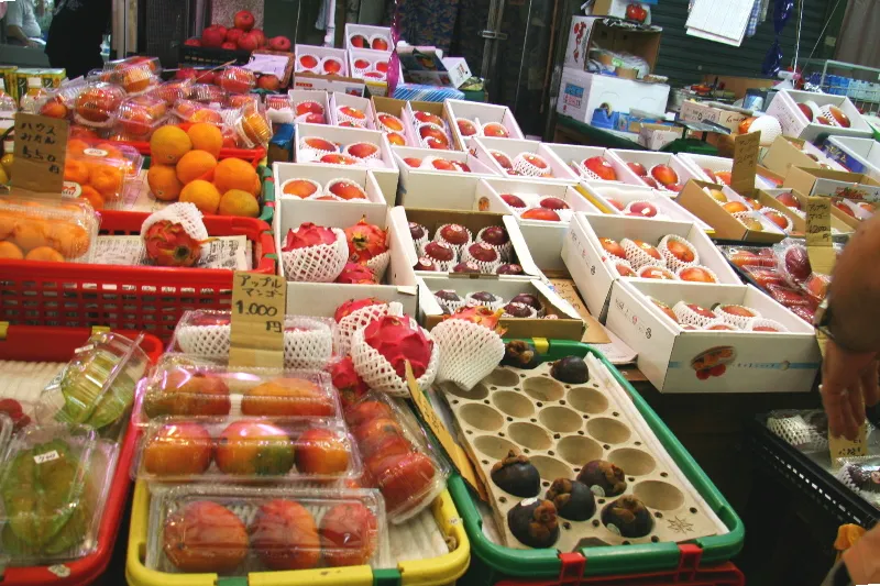 マンゴー・ドラゴンフルーツ・マンゴスチンなど沖縄産果物も豊富