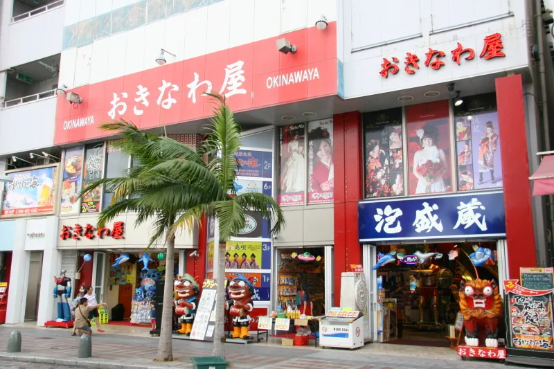 沖縄の特産品やお土産を販売する、おきなわ屋