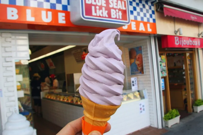 沖縄では定番のブルーシール、紅いもソフトクリーム