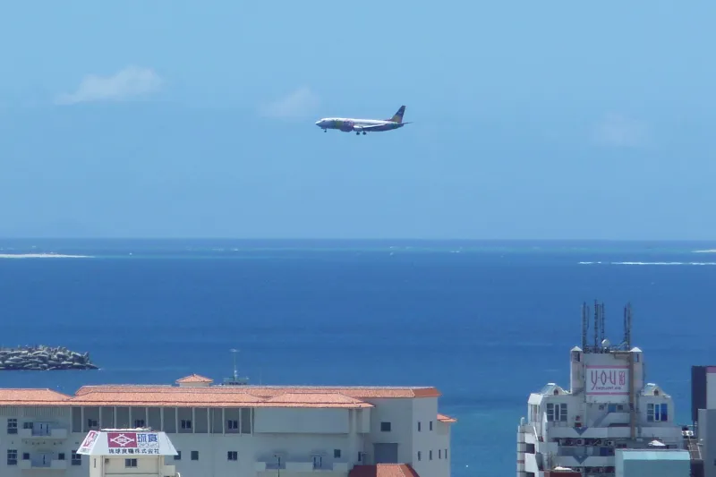ゆっくりと通り過ぎ、那覇空港に着陸する飛行機