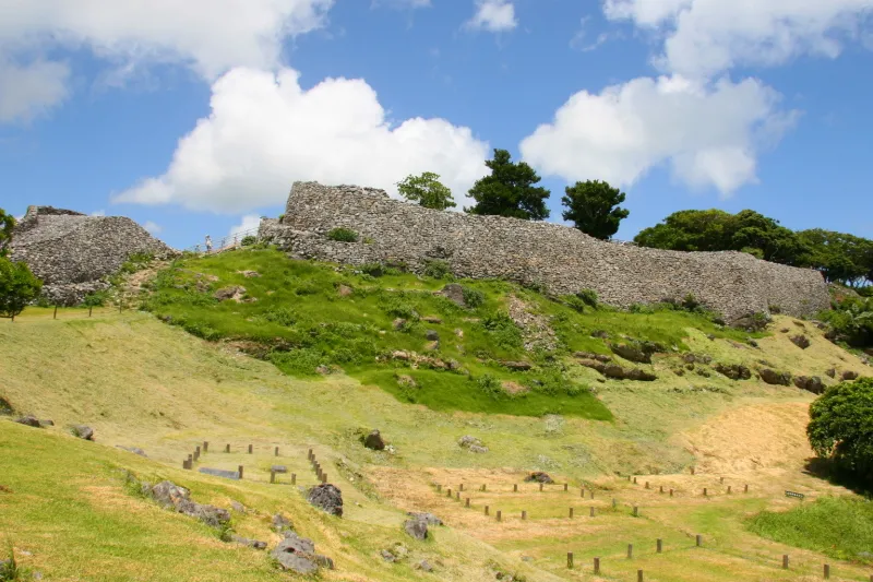 地形に沿って造られた城壁は自然の中に溶け込む歴史的建造物