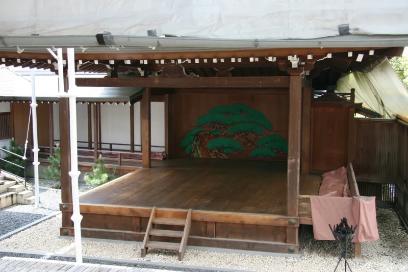 様々な古典芸能が演じられている檜造りの舞台