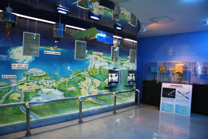 人工衛星の構造や役割を紹介する展示室