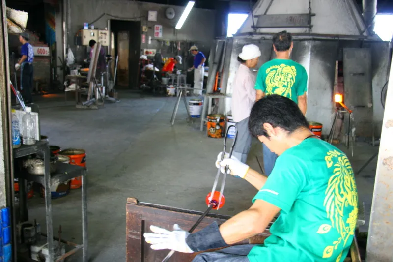 職人さんが手作りする琉球ガラス工場の見学も可能