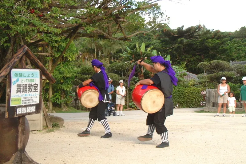沖縄の伝統芸能であるエイサー。ショーやパレードが毎日開催