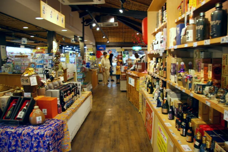 ちゃんぷるー市場では沖縄の特産品やお土産を販売