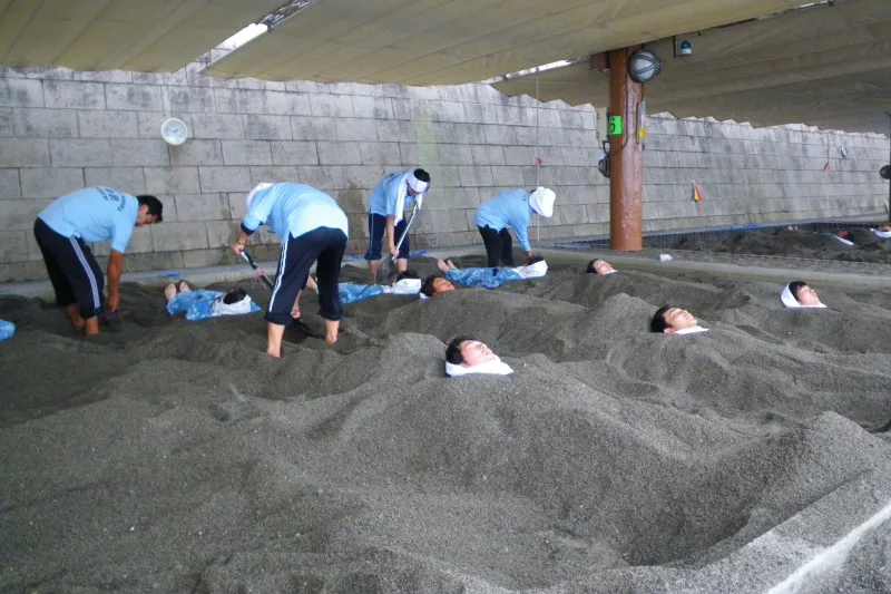 砂の上に横になるとスタッフさんが砂をかけてくれる仕組み