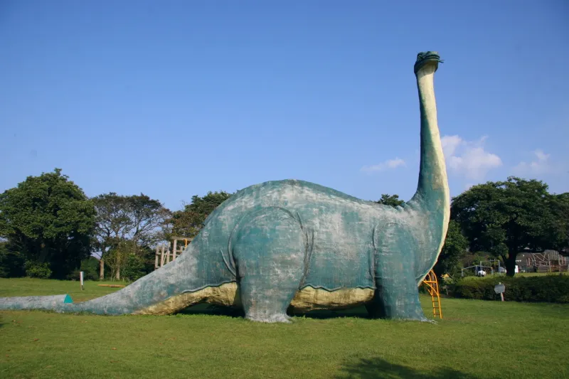 全長２０ｍの実物大の恐竜があり、遊具で遊べる公園