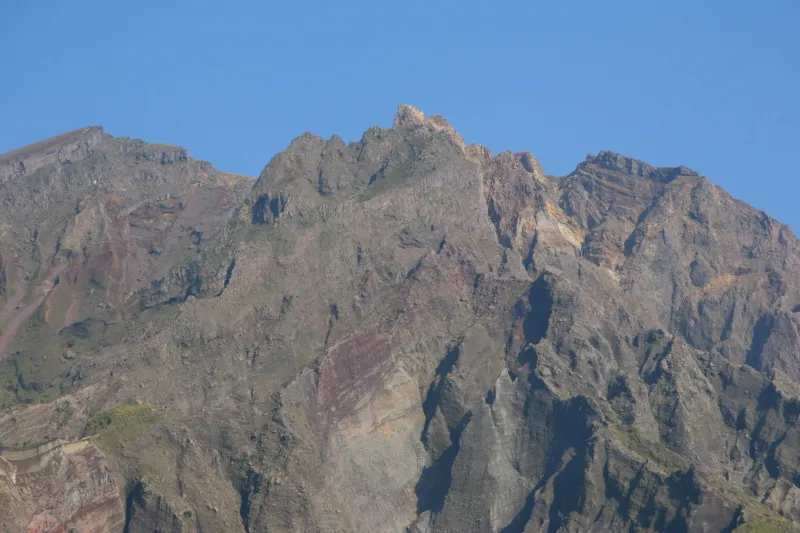 山頂付近を拡大すると見える噴火によって形成された断崖絶壁