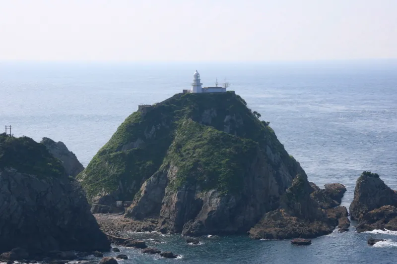 離れ小島の断崖に立っている佐多岬灯台