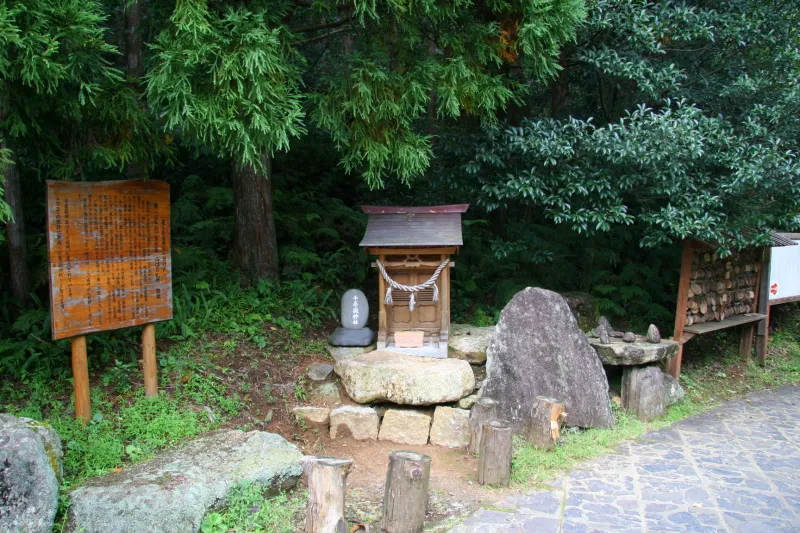 駐車場の端に小さな祠の立つ、千尋嶽神社