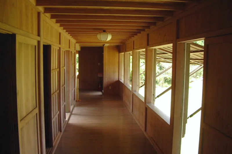 御殿の室内は見学可能で大小１５の部屋からなる建物