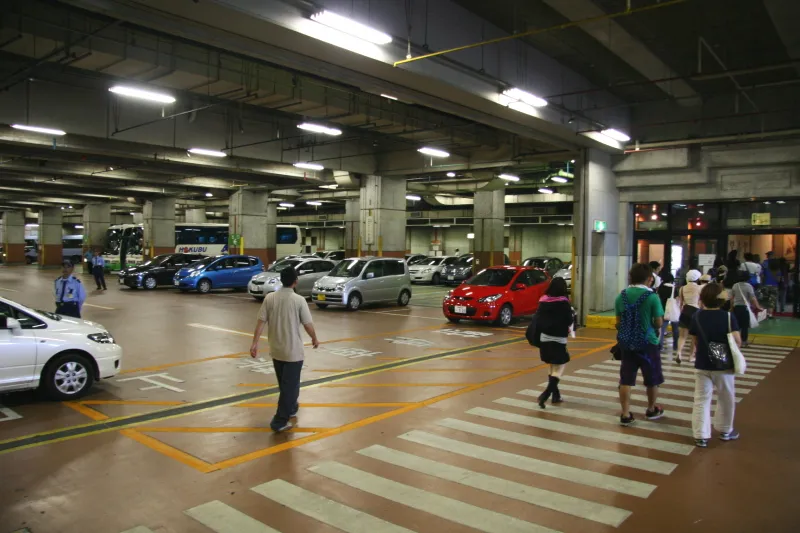 車のアクセスが非常に良い地下の駐車場（有料）