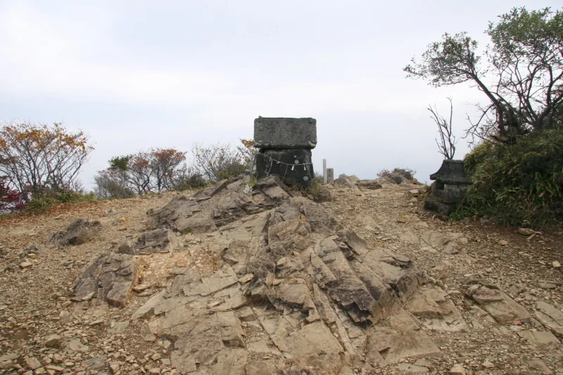 岩に覆われ、小さな祠の立つ、祖母山の山頂