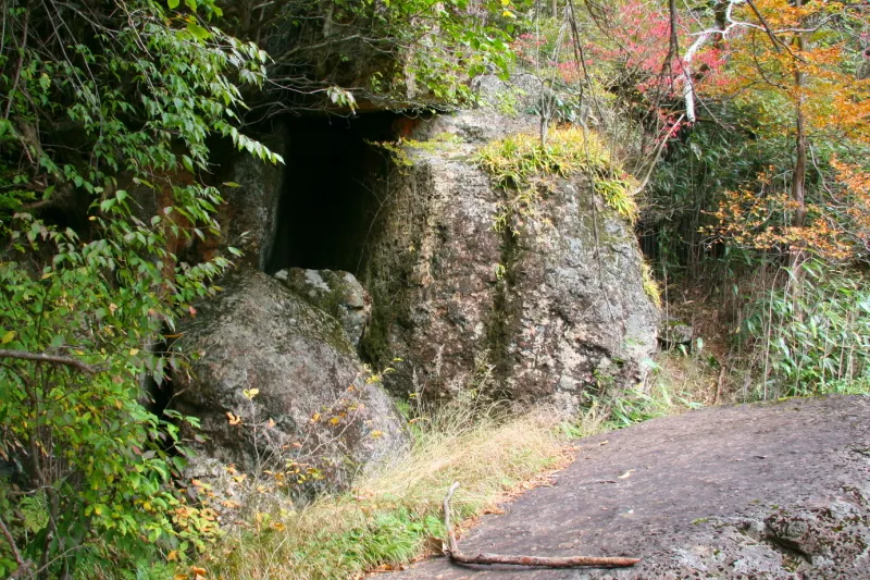 このコースの名前にもなっている小さな洞窟が口をあける風穴