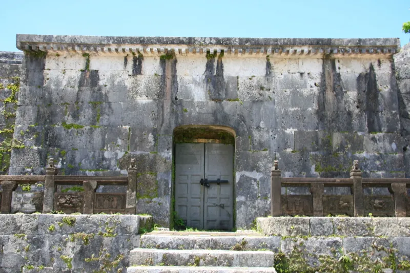 ３つの墓室が並んでいて、それぞれが扉で封印される墓室