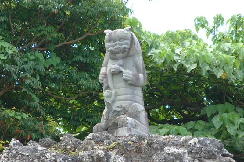 高い位置からお墓を守っている石彫りの獅子