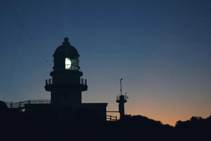 光が灯り、空を赤く染める早朝の都井岬灯台