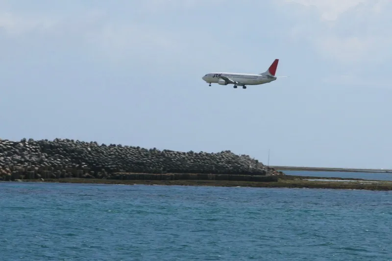 出港すると見えてくる、那覇空港に着陸する飛行機