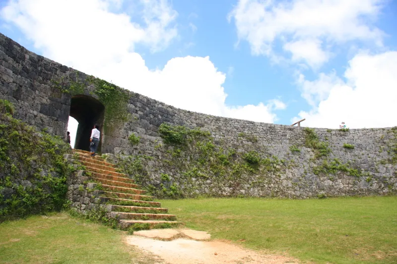 城壁のみが残されていて、歴史散策のできる座喜味城跡